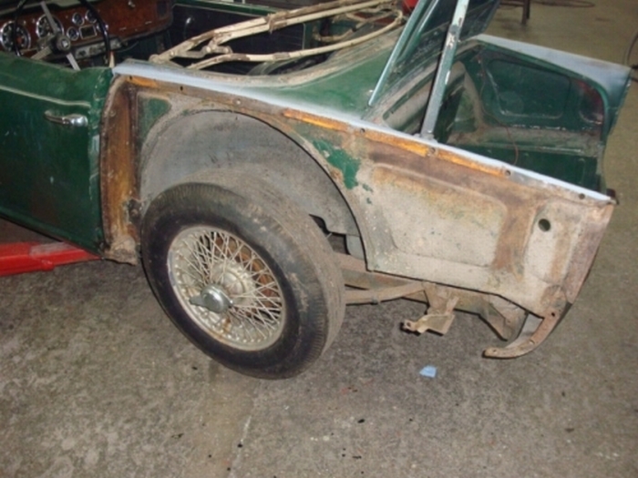 Triumph TR4 dunkelgruen 002.jpg